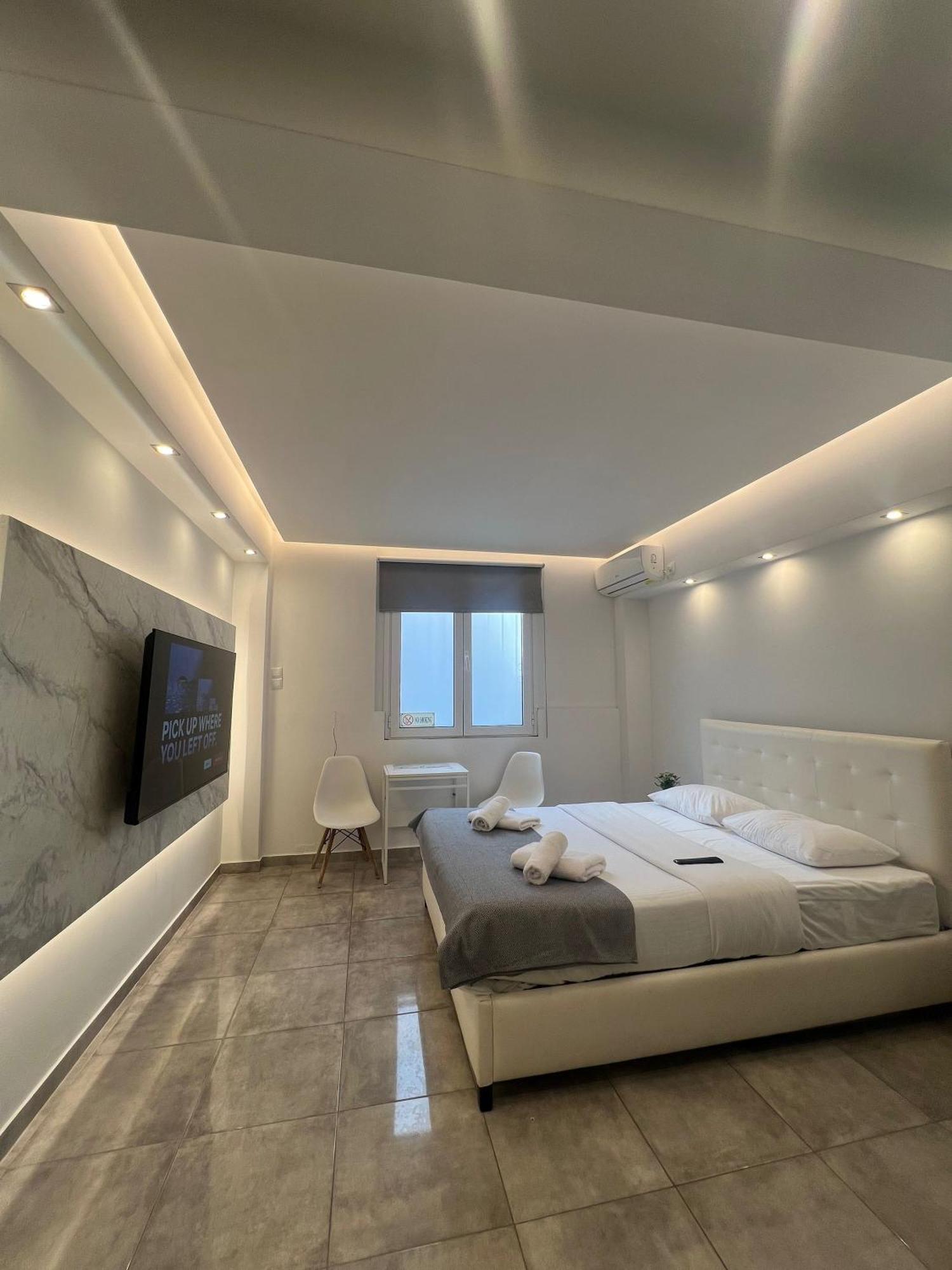 Purple- Lux Studio 2' From Metro Petralona Атина Екстериор снимка